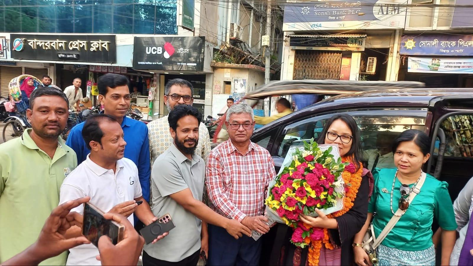 সংরক্ষিত নারী আসনের সংসদ সদস্য মাধবী মার্মাকে প্রেসক্লাবের ফুলেল শুভেচ্ছা